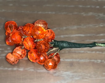 Vintage gefacetteerd oranje druiventrosornament, midden van de eeuw gefacetteerde mandarijn acrylcluster, gevormde druiventros, gefacetteerde druivenornament