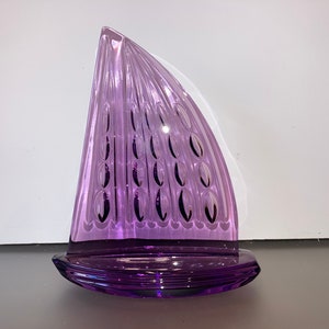 Waterford Segelboot Skulptur Lila, Waterford Bleikristall Amethyst Segelboot, Waterford Boot Figur, signierte Waterford Boot Skulptur, mint