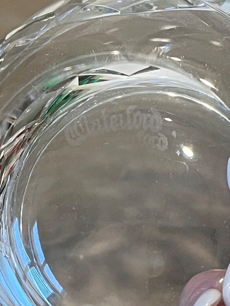 Peut inclure: Gros plan du fond d'un bol en verre transparent avec le mot "Waterford" grav&eacute; dans le verre.