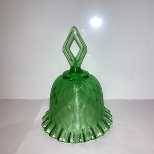 Fenton 1977 Green Ridged Bell, Vintage Ruffled Diamond Bell, Fenton 1977 Green Diamond Bell, Collectible Fenton Threaded Bell, Mint