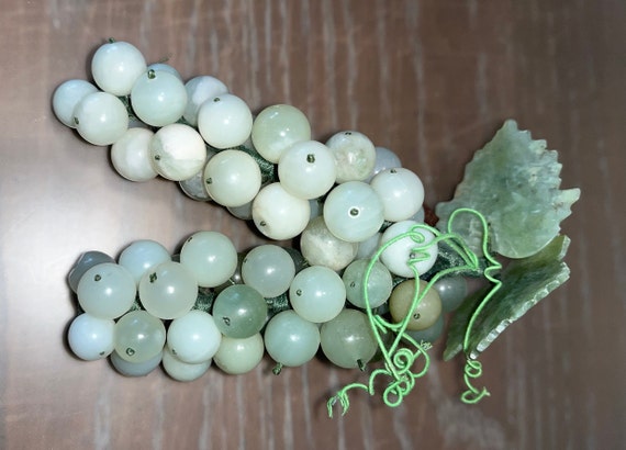 MCM 翡翠のブドウの房、天然の丸い翡翠のブドウ、ミッドセンチュリーの