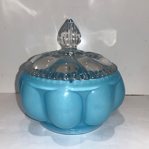 Fenton Blue Opaline Perlen Mellon, 1950 Fenton Blue Opalescent Candy mit klarem Deckel, Fenton Blue mit Deckel 5 1/2 &quot;&quot;Eitelkeitsglas, Perlen Mellon, Minze.&quot;