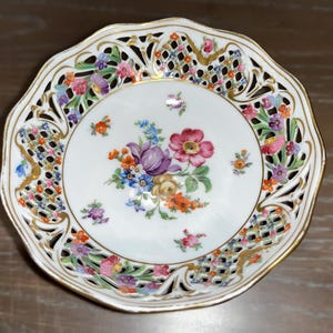 Antieke Schumann Dresden ronde kom, antieke Schumann Duitsland bloemen doorboorde kom van 5 inch, Schumann Dresden serveerschaal met netvormig patroon, goed