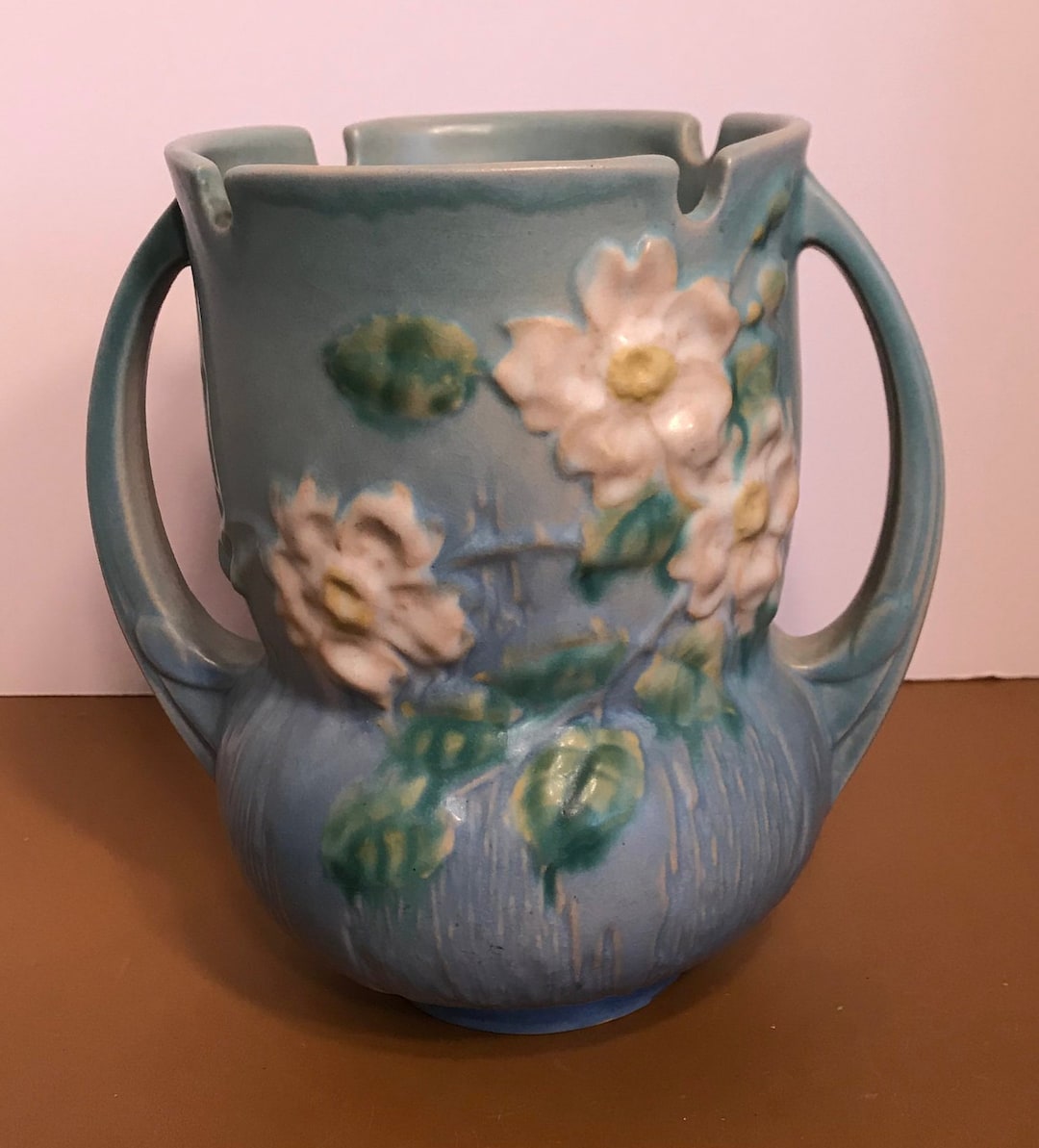 Vintage Roseville Notched Rim Vase 985 Blues With White Roses