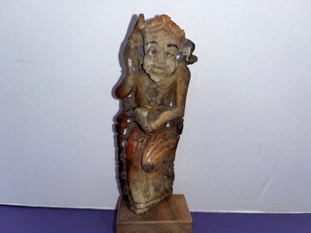 アンティークの中国彫刻ソープストーン像、木製の台座に彫られた中国の