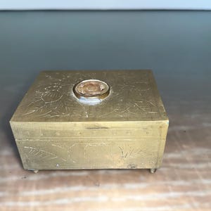Scatola con piedini in ottone MCM, scatola per sigarette cinese in ottone, scatola portaoggetti rivestita in legno, scatola per sigarette in porcellana firmata, scatola vintage in ottone