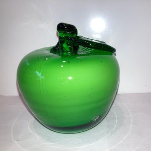 Vintage Green Art Glass Apple Paper Weight, Cased Green Glass Apple Paperweight, Green 3&quot; Apple applied Green Leaf Stem, Glass Fruit, Mint