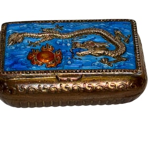 Caixa de bugigangas em forma de serpente esmaltada vintage, caixa de comprimidos em latão esmaltado chinês vintage, caixa de comprimidos em forma de dragão esmaltado de 1 5/8&quot;, caixa de comprimidos com dobradiças em forma de dragão cloisonné