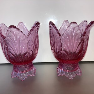 Paar Fenton Amethyst Pink Glas Cabbage Kerzenhalter, Pink Glass Votivkerze, 4 1/4 &quot;große Fenton Glass Votivkerze, Fenton 2-Wege-Kerzen
