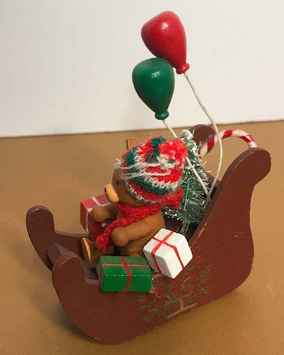 そりに乗ったヴィンテージサンタベアのクリスマスディスプレイ、木製の