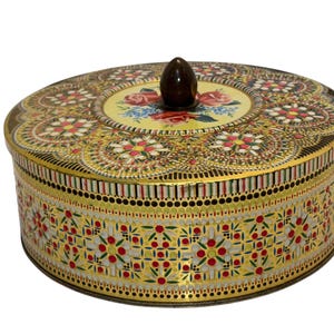 Vintage rond reliëf Daher Engels blik, verzamelobject gewatteerd patroon busblik, gouden 6 1/4" tinnen kruisbloem, bloemensteekpatroon van Daher