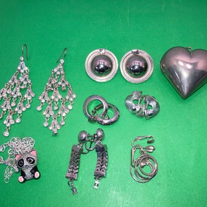 Vintage Silber Schmuck Tragbare Lot, Silber Puffy Herz Anhänger, Silber Emaille Panda Armband, Kronleuchter Strass Ohrringe, Clip auf