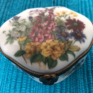 Vintage Limoges Box, Limoges Hand Painted Country Scene Box, Signed Lagloriette Limoges Box, Limoges Box with Flowers, Hinged Limoges Box