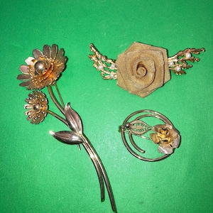 3 Vintage Gold Flower Pins, Gold Mesh Rose with Pearls, Coro Gold Flower Pin, Gold Flower Scarf Pin Sarah Coventry, Gold Sunflower Pin