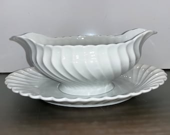 Vintage Haviland Limoges Gravy Boat, Haviland Limoges Torse White Sauce Dish, Limoges White Scalloped 9 1/2" Gravy Plate Attached, Mint