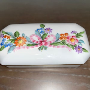 Scatola da comò vintage Herend, scatola per sigarette Herend, scatola Herend 6,75" x 3,5", scatola con coperchio Herend, motivo floreale in rilievo con scatola rosa, menta