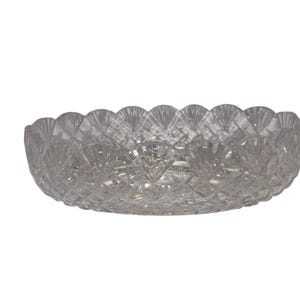 Puede incluir: Un letrero de madera hecho a mano con la palabra "Welcome" en una fuente juguetona. El letrero presenta un fondo blanco desgastado y un borde marrón oscuro, perfecto para una puerta principal o entrada.