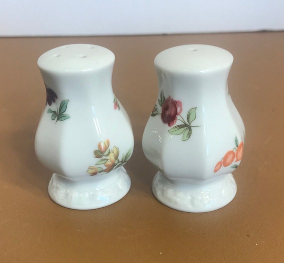 ヴィンテージのドイツ製磁器の花柄塩コショウ入れイギリス製の花柄塩 