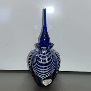 Vintage blaue Karneval Glas Parfümflasche, Kunst Glas Swirl Parfüm, gezogene Feder Parfümflasche, irisierende Kobalt Eitelkeit Flasche, Minze