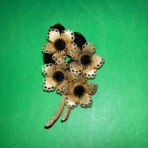 Vintage Black Gold Filigree Pin Brooch, Black Glass Stones with Gold Filigree Flowers, Black Flower Brooch, Vintage Jewelry Pin
