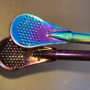 2 ambachtelijk gemaakte roerstaafjes van geanodiseerd aluminium, iriserende drankschepjes, servies, iriserende drankstokjes, roerstaafjes, fancy bardrankjes