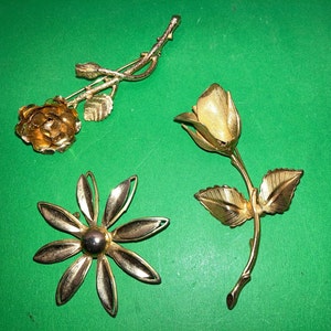 3 Vintage Gold Flower Pins, Gold Daisy Pin, Giovanni Rose Bud Pin, Gold Rose Flower Pin, Gold Pins, Lot