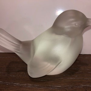 Fenton Frosted Bird Figure, Vintage Signed Fenton Frosted Crystal Bird, Fenton Bird Figures, Fenton love bird, Fenton Sparrow