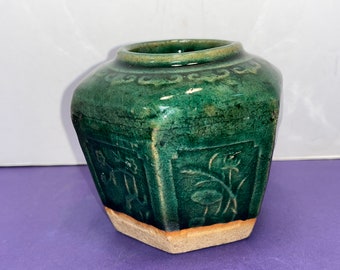 Jarrón Jinger antiguo de la dinastía Qing, jarrón chino antiguo de 8,9 cm (1850), jarrón verde hexagonal con relieve, jarrón chino de barro.