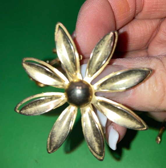 3 Vintage Gold Flower Pins, Gold Daisy Pin, Giova… - image 4