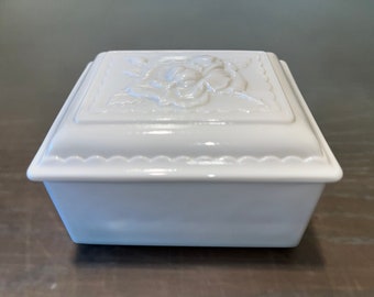 Vintage Fire King Rose Box, Fire King Rose Trinket, White Fire King Rose Lidded Box, 4 1/2" White Rose Trinket Box, Mint