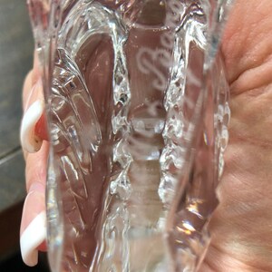 Peut inclure: Un bouchon de bouteille en verre transparent avec un design d&eacute;coratif. Le bouchon est grav&eacute; avec le texte "Baccarat France".