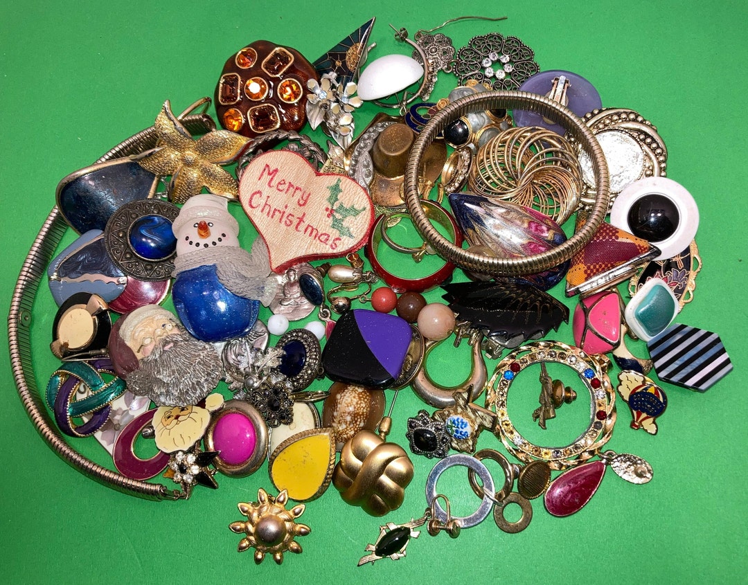 Vintage Craft Pieces, Tie Tacks, Western Hat, Lucky Horse Shoes