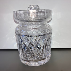 Könnte beinhalten: Ein Set aus drei Keramikbechern mit gesprenkelter, matter Oberfläche. Die Becher sind in Creme-, Hellgrau- und Dunkelgrautönen gehalten. Jede Tasse hat ein schlichtes, minimalistisches Design.