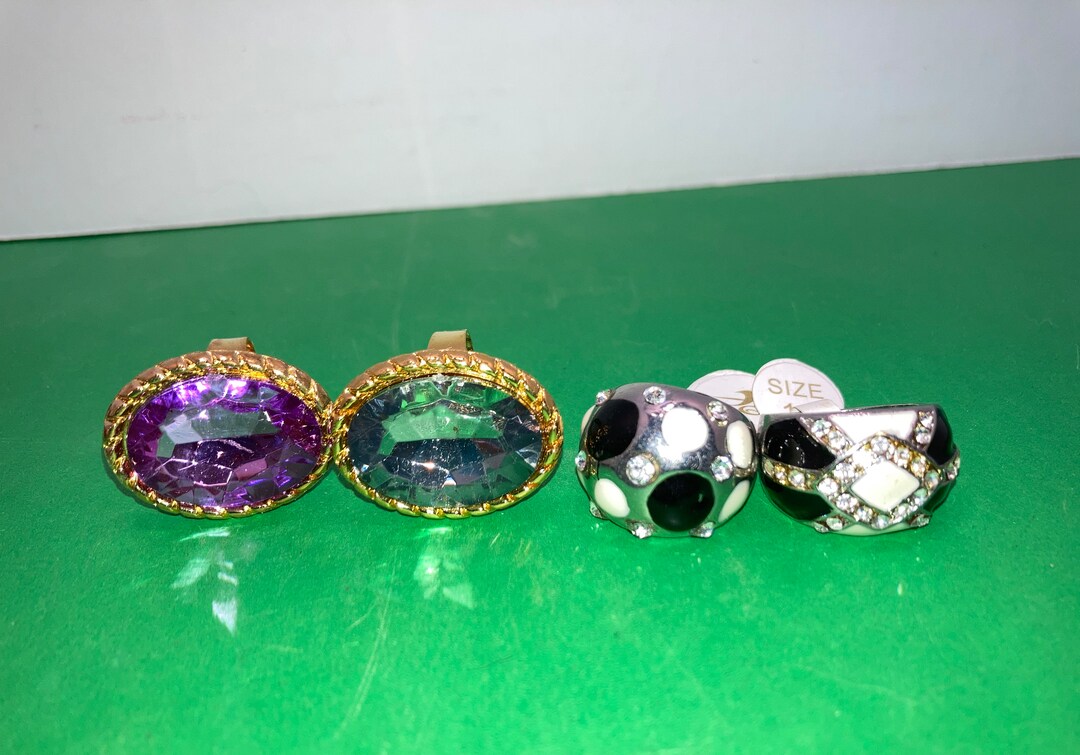 4 Costume Rings, 2 Shuai Jun Black White Ring, Rhinestone Rings, Size