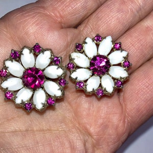 Vintage Weiss Pink Rhinestone Earrings, Signed Weiss clip-on Earrings, Weiss White Flower Pink Rhinestones, Clip On Earrings, Excellent