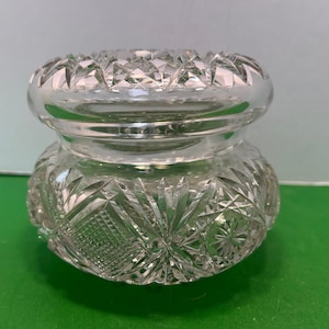 Polvora antigua de vidrio tallado ABP, tarro de tocador de vidrio tallado antiguo, tarro de polvo vintage con tapa, tarro de tocador de vidrio tallado de alta calidad de 11,5 cm, ¡GUAU!