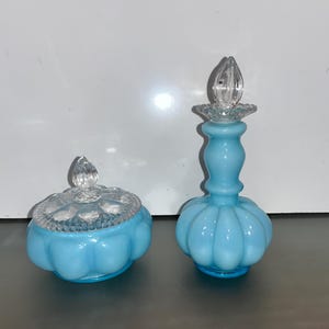 Zestaw toaletowy Fenton Blue Mellon, puder Fenton Opalescent Blue Lidded, butelka toaletowa Fenton Powder Blue Vanity, perfumy Fenton Mellon, dobre