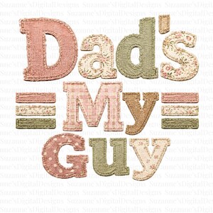 Könnte beinhalten: Eine digitale Grafik mit dem Text "Dad's My Guy", bestehend aus Buchstaben mit verschiedenen Stofftexturen und Mustern. Die Buchstaben umfassen einfarbiges Rosa, Salbeigrün, rosa Vichy-Karo und Blumenmuster, ergänzt durch horizontale Streifen.