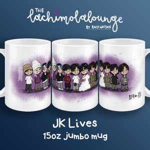 Può includere: Una tazza in ceramica bianca da 15 oz jumbo con un design viola e bianco che presenta un gruppo di personaggi dei cartoni animati. Il testo "THE lachimolalounge BY RACH WATSON" è in cima alla tazza. Il testo "JK Lives" è sotto la tazza e il testo "15oz jumbo mug" è sotto quello. Il testo "전국" è sul lato destro della tazza.