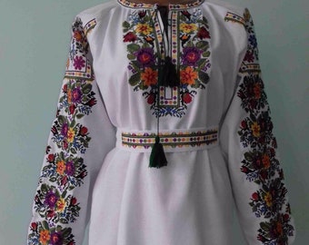 Ethnic style embroidered Ukrainian vyshyvanka tunic with floral pattern