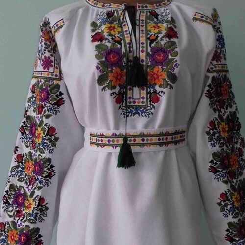 Ethnic style embroidered Ukrainian shops vyshyvanka tunic with floral pattern
