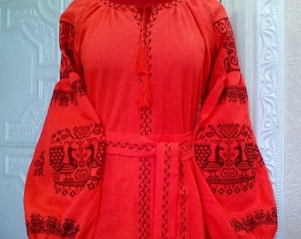 Scharlachrotes Boho-Frauenkleid Leinenrotes Kleid mit Vögeln Ukrainisches vyshyvanka Maxikleid ukrainischer Stil Ethnisches Kleid Modern Folk