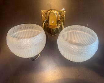 Aplique de pared Art Déco vintage de latón de dos luces con pantallas de vidrio esmerilado, años 60