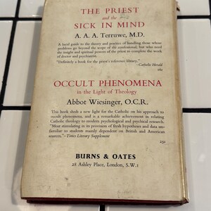 Puede incluir: Un libro antiguo con los t&iacute;tulos "The Priest and the Sick in Mind" y "Occult Phenomena in the Light of Theology". Publicado por Burns & Oates, 28 Ashley Place, Londres, S.W.1. El libro tiene un lomo rojo y papel envejecido.