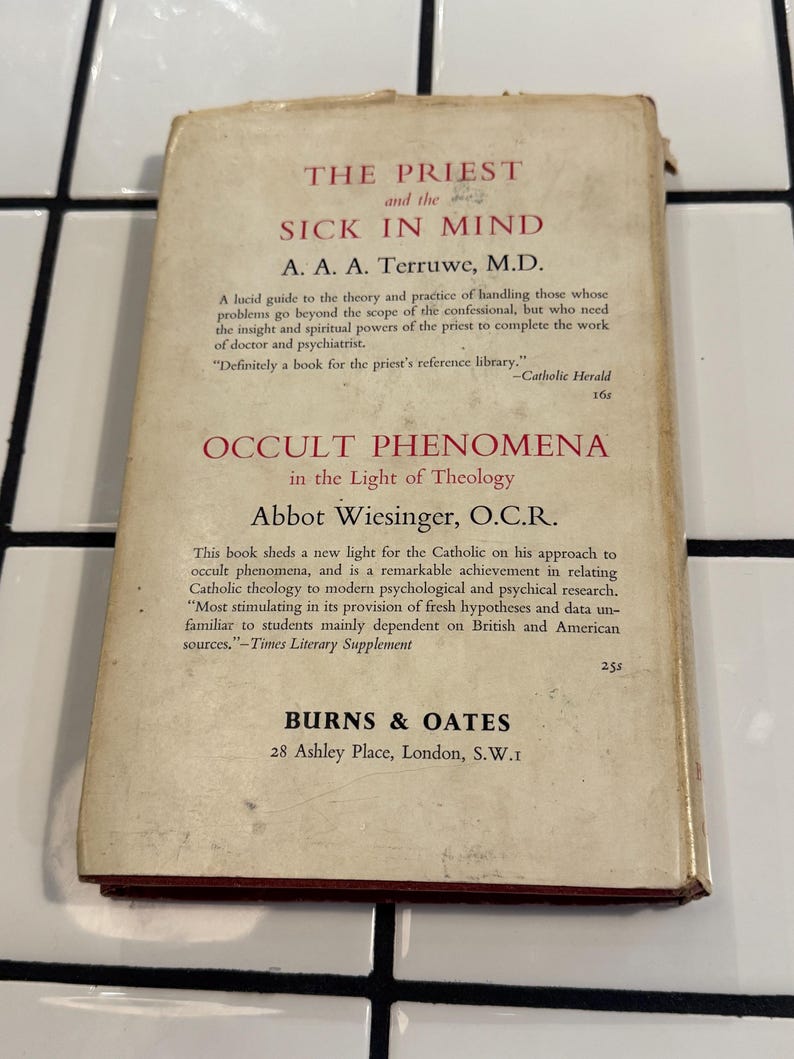 Puede incluir: Un libro antiguo con los t&iacute;tulos "The Priest and the Sick in Mind" y "Occult Phenomena in the Light of Theology". Publicado por Burns & Oates, 28 Ashley Place, Londres, S.W.1. El libro tiene un lomo rojo y papel envejecido.