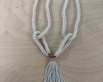 Collar vintage de perlas tejidas con borlas y cuentas opalescentes con detalles de diamantes de imitación y oro.