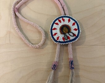 Collar navajo con medallón de cuentas vintage de nativos americanos, corbata de bolo y borla de pelo de caballo.