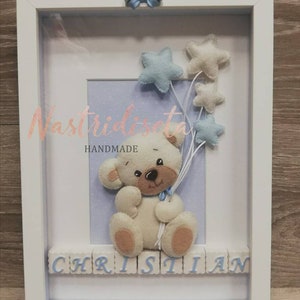 Quadretto personalizzato per cameretta bimbo. La cornice contiene un orsetto in pannolenci e scritta nome in polvere di ceramica. Handmade.