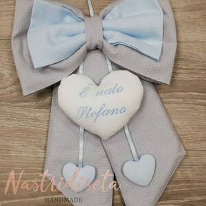 Fiocco nascita bimbo personalizzato con nome. Fiocco di cotone imbottito decorato con cuoricini.