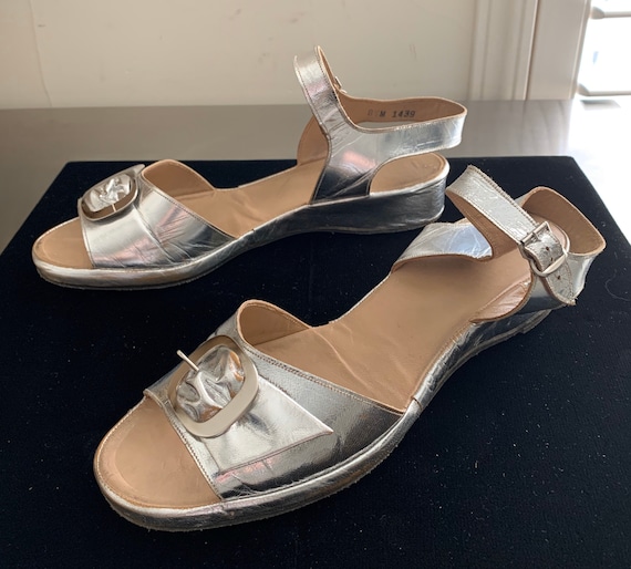 Amazing Vintage 40s Silver Leather Sandals 8.5M - image 2